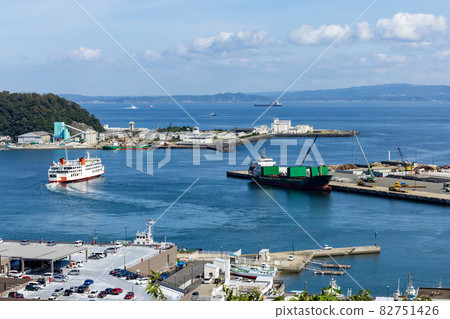 離開港口的渡輪穿過東京灣 82751426