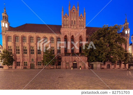 Torun. Old market square and town hall at sunrise. 82751703