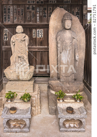[東京堀切] 隅田川七神多文寺入口處排列著育兒地藏菩薩和釋迦如來石像。 82751791