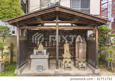 [Horikiri, Tokyo] Stone statues of Kobo Daishi, Kobo Jizo Bodhisattva and Shaka Nyorai lined up at the entrance of Tamonji Temple, the seven gods of the Sumida River. 82751792