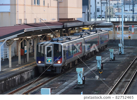 黃昏時分在宇和島站等候發車的特快宇和海 黃昏時分在宇和島站等候發車的特快宇和海 82752465