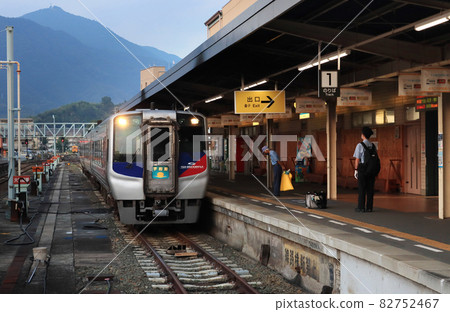 Limited express Uwakai arrived at Uwajima station in the evening 82752467