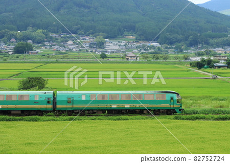 行駛在鄉間的久大本線的Kiha71系柴油列車_特快「由布院之森」_2021年8月8日拍攝 行駛在鄉間的久大本線的Kiha71系柴油列車_特快「由布院之森」_2021年8月8日拍攝 82752724