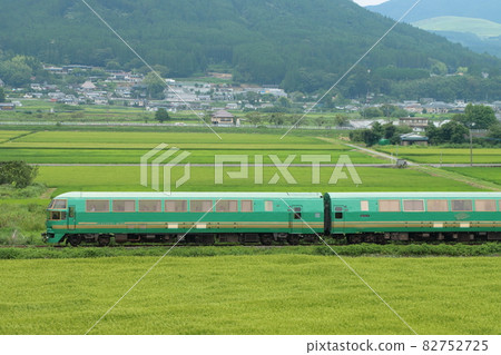 行駛在鄉間的久大本線的Kiha71系柴油列車_特快「由布院之森」_2021年8月8日拍攝 82752725
