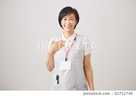 Middle woman in an apron Middle woman in an apron 82752740