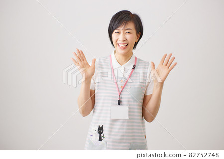 Middle woman in an apron 82752748