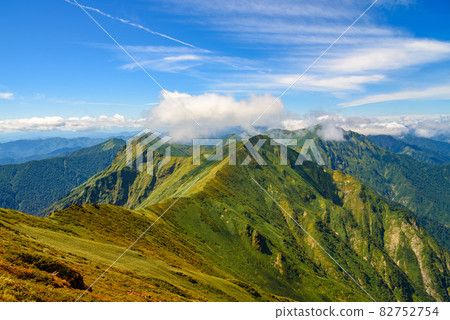 Tanigawadake Tomanomimi View ・秋天的谷川山脈和藍天 82752754