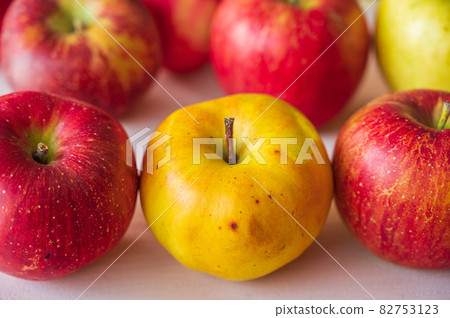 Autumn taste red apple and yellow apple Autumn taste red apple and yellow apple 82753123