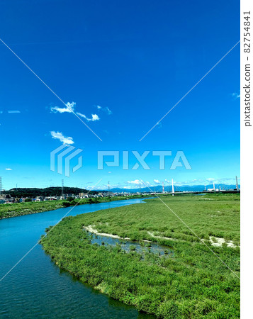 ≪八王子≫ 初夏多摩川的車窗≪河床≫ ≪八王子≫ 初夏多摩川的車窗≪河床≫ 82754841