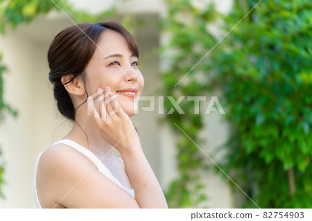 Woman skin care image Woman skin care image 82754903
