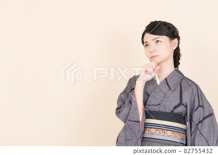 一個穿著和服的女人 一個穿著和服的女人 82755432