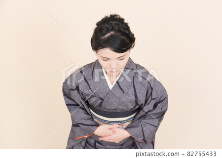 鞠躬和服的女人 鞠躬和服的女人 82755433