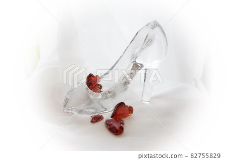 深紅色心的灰姑娘玻璃鞋 深紅色心的灰姑娘玻璃鞋 82755829