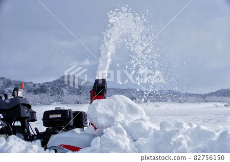 Snowplow that pushes out snow 82756150