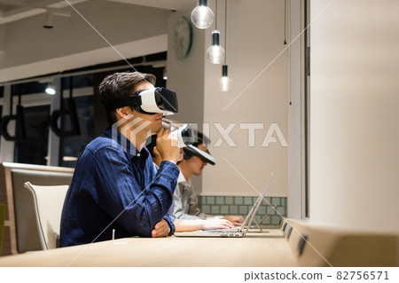 一個戴著 VR 護目鏡眺望遠方的男人 一個戴著 VR 護目鏡眺望遠方的男人 82756571