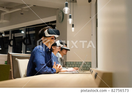 一個戴著 VR 護目鏡眺望遠方的男人 一個戴著 VR 護目鏡眺望遠方的男人 82756573