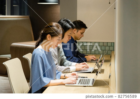 Three people working side by side (venture / entrepreneurship) 82756589