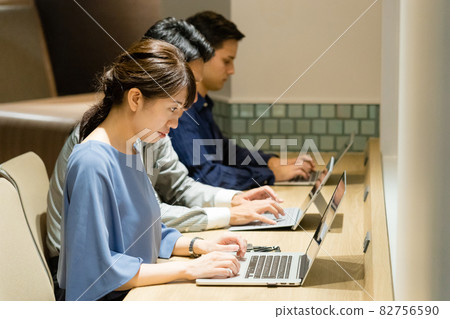 Three people working side by side (venture / entrepreneurship) 82756590