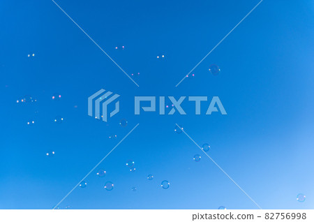 Soap bubbles flew 82756998