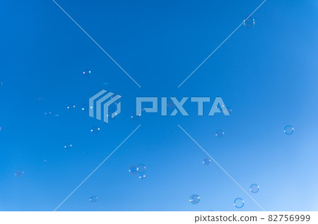 Soap bubbles flew 82756999