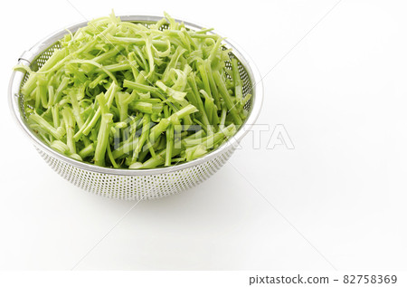 Prepare the stem of water spinach Prepare the stem of water spinach 82758369