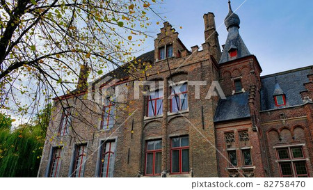 Bruges building in harmony with autumn-colored trees [Ceilingless museum] 82758470