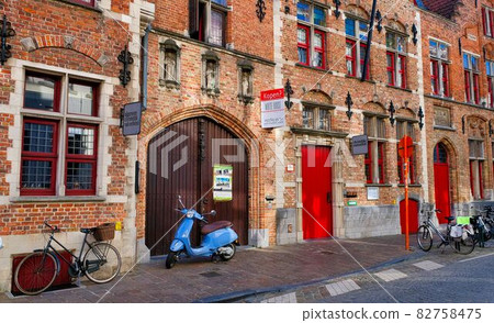 A blue mini bike that shines in a neo-Gothic building [Ceilingless museum] 82758475
