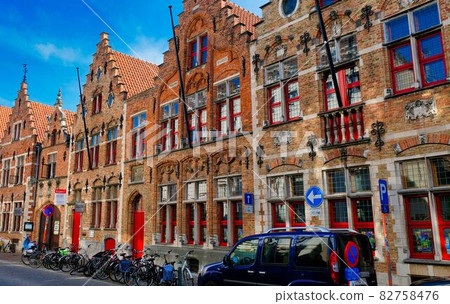 Neo-Gothic buildings lined up without gaps [Museum without ceiling] 82758476