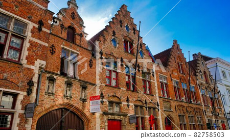 Neo-Gothic buildings lined up without gaps [Museum without ceiling] 82758503