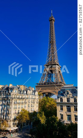 Eiffel Tower penetrating into the blue sky Eiffel Tower penetrating into the blue sky 82758567