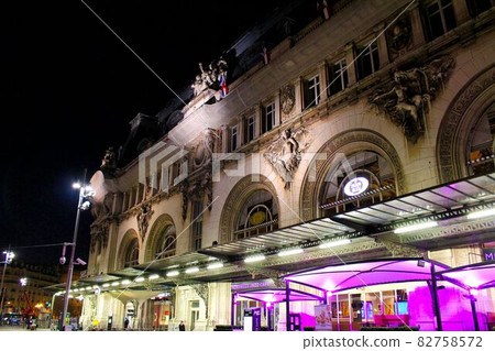 Gare de Lyon station in Paris before dawn 82758572