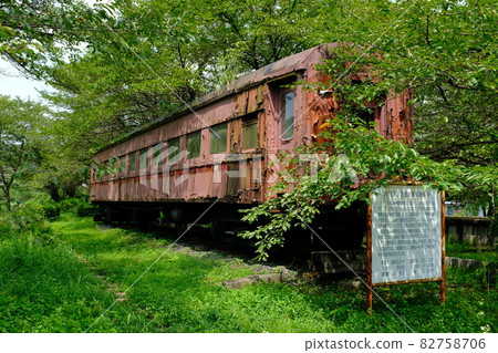 Abandoned old passenger car 82758706