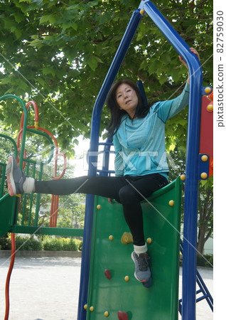 抱石的健康高大婦女 抱石的健康高大婦女 82759030