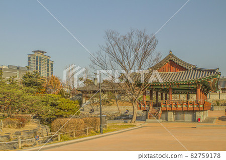Scenery around the pavilion in Namsangol Hanok Village Scenery around the pavilion in Namsangol Hanok Village 82759178