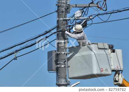 通信電纜安裝工作:工程師與斗車一起工作 通信電纜安裝工作:工程師與斗車一起工作 82759782
