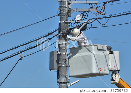 通信電纜安裝工作：工程師與斗車一起工作 82759783