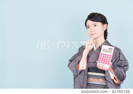 Kimono woman with a calculator Kimono woman with a calculator 82760188