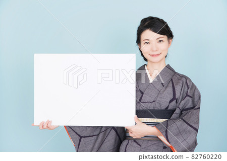 和服婦女與白板 和服婦女與白板 82760220