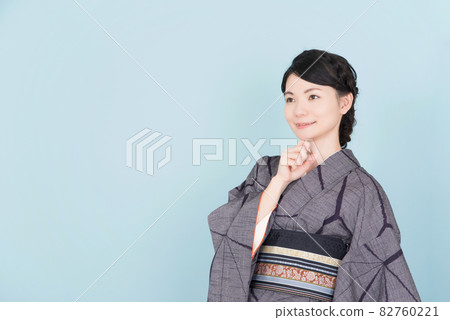 穿和服的女人把手放在下巴上 穿和服的女人把手放在下巴上 82760221
