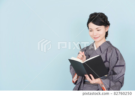 Kimono woman with notebook 82760250