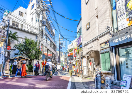 東京下北澤商店街世田谷的街景 82760761