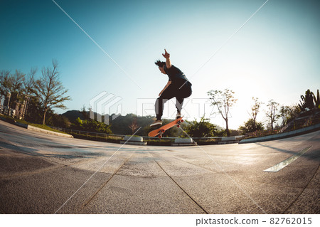 Skateboarder skateboarding outdoors in city Skateboarder skateboarding outdoors in city 82762015