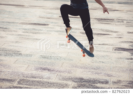 Skateboarder skateboarding outdoors in city Skateboarder skateboarding outdoors in city 82762023