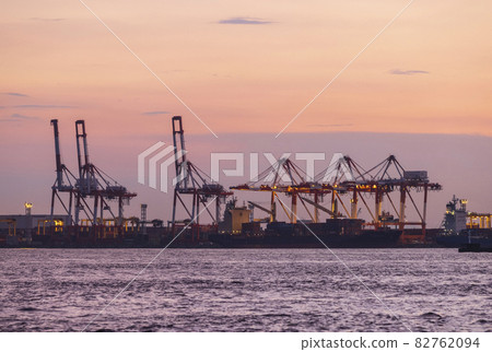 Osaka Port_Evening Scene Summer_Gantry Crane 82762094