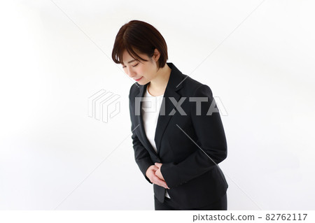 Female employee bowing Female employee bowing 82762117