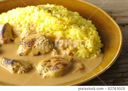 Tandoori chicken butter curry with chicken in it Tandoori chicken butter curry with chicken in it 82763028