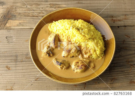 A bird's-eye view of tandoori chicken butter curry with chicken in it A bird's-eye view of tandoori chicken butter curry with chicken in it 82763168