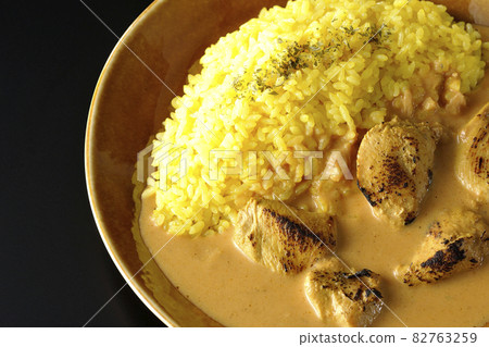 黑色背景中雞肉黃油咖哩的鳥瞰圖 黑色背景中雞肉黃油咖哩的鳥瞰圖 82763259