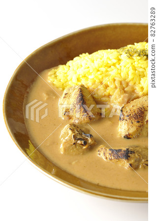 Tandoori 雞肉黃油咖哩，雞肉在白色背景中隆隆作響 82763289