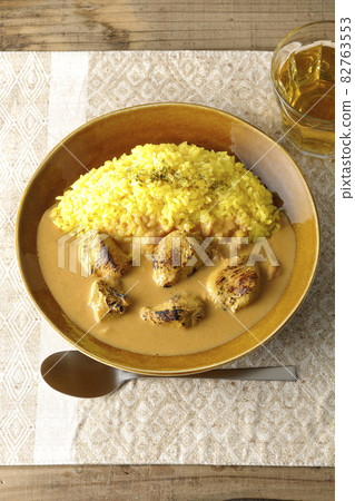 Meat rumbling tandoori chicken butter curry and tea placed on a place mat Meat rumbling tandoori chicken butter curry and tea placed on a place mat 82763553
